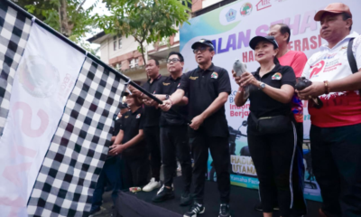 Walikota Denpasar I Gusti Ngurah Jaya Negara didampingi Wakil Walikota I Kadek Agus Arya Wibawa melepas peserta Jalan Sehat HUT ke-79 Koperasi di Lapangan Lumintang