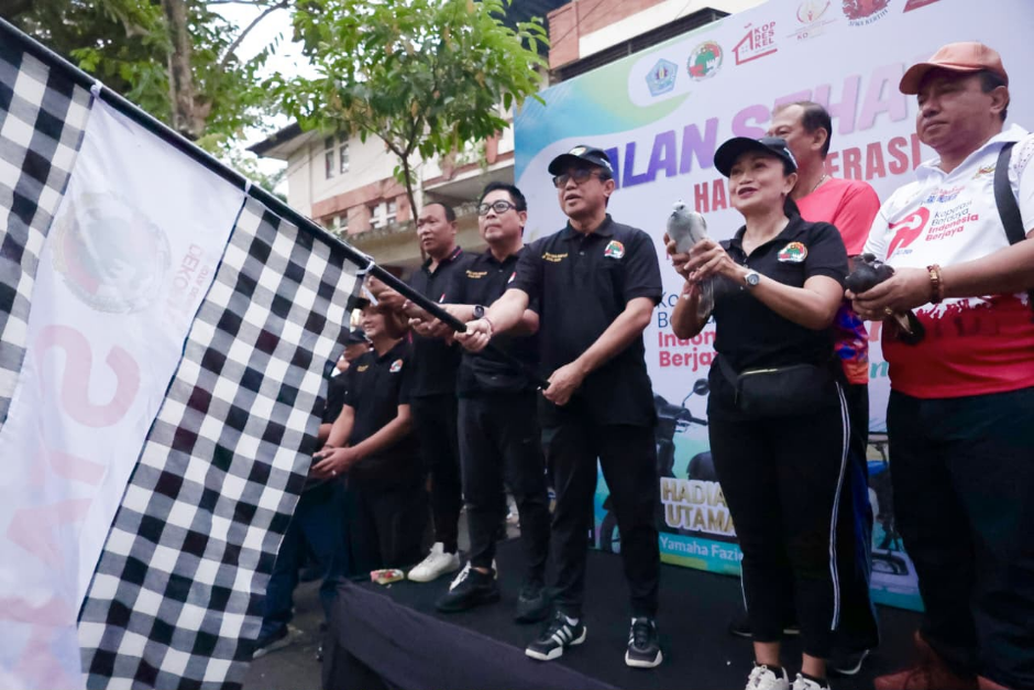 Walikota Denpasar I Gusti Ngurah Jaya Negara didampingi Wakil Walikota I Kadek Agus Arya Wibawa melepas peserta Jalan Sehat HUT ke-79 Koperasi di Lapangan Lumintang