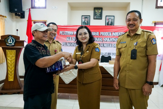 Ketua Dekranasda Kabupaten Badung Nyonya Rasniathi Adi Arnawa membuka Pelatihan Pengemasan Hasil Produk Industri Pangan di Sading