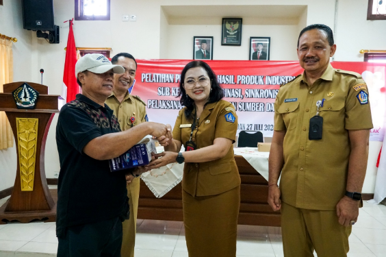 Ketua Dekranasda Kabupaten Badung Nyonya Rasniathi Adi Arnawa membuka Pelatihan Pengemasan Hasil Produk Industri Pangan di Sading