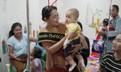 Bunda PAUD Kabupaten Badung Rasniathi Adi Arnawa bersama balita saat menghadiri peringatan Hari Anak Nasional di Ruang Cilinaya RSD Mangusada Badung