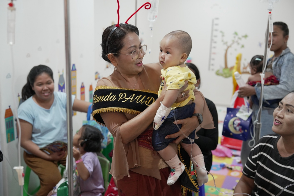 Bunda PAUD Kabupaten Badung Rasniathi Adi Arnawa bersama balita saat menghadiri peringatan Hari Anak Nasional di Ruang Cilinaya RSD Mangusada Badung