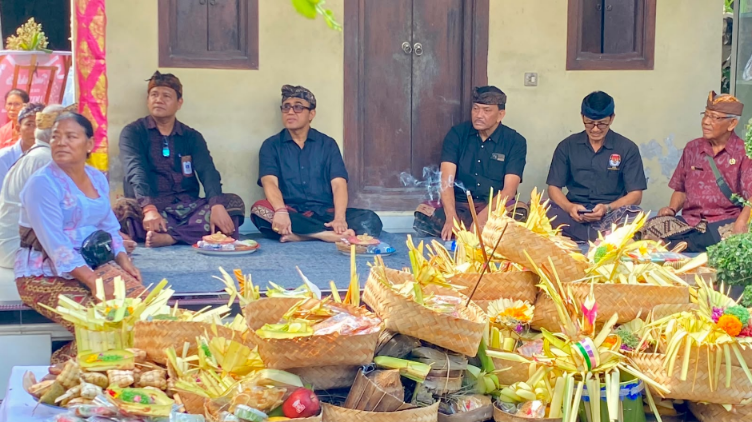 Walikota Denpasar I Gusti Ngurah Jaya Negara melayat ke rumah duka keluarga Veteran Pejuang Dewa Putu Gede dan I Wajan Rudja di Denpasar Timur