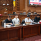 Sekretaris Daerah Kota Denpasar Eddy Mulya saat rapat kerja membahas Rancangan KUA-PPAS 2027 di Gedung DPRD Kota Denpasar