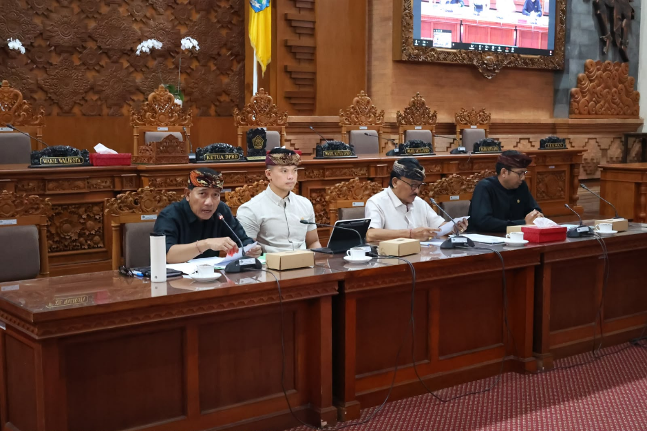 Sekretaris Daerah Kota Denpasar Eddy Mulya saat rapat kerja membahas Rancangan KUA-PPAS 2027 di Gedung DPRD Kota Denpasar