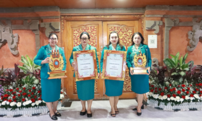 Ketua TP PKK Kota Denpasar Sagung Antari Jaya Negara menerima piagam penghargaan Juara I Lomba Paduan Suara pada puncak Peringatan HKG PKK Ke-54 di Ardha Candra Art Center, Denpasar.