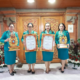 Ketua TP PKK Kota Denpasar Sagung Antari Jaya Negara menerima piagam penghargaan Juara I Lomba Paduan Suara pada puncak Peringatan HKG PKK Ke-54 di Ardha Candra Art Center, Denpasar.