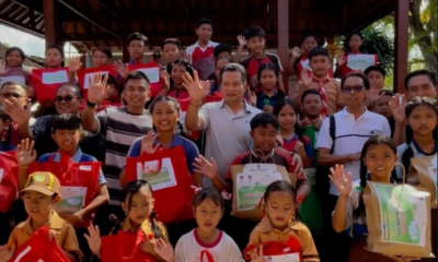 Bupati Jembrana I Made Kembang Hartawan didampingi Wabup I Gede Ngurah Patriana Krisna menyalurkan bantuan seragam sekolah gratis bagi siswa kurang mampu di Jembrana.