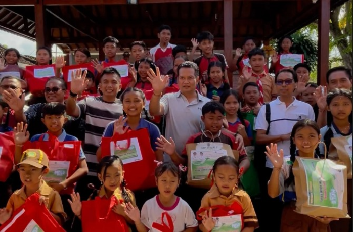 Bupati Jembrana I Made Kembang Hartawan didampingi Wabup I Gede Ngurah Patriana Krisna menyalurkan bantuan seragam sekolah gratis bagi siswa kurang mampu di Jembrana.