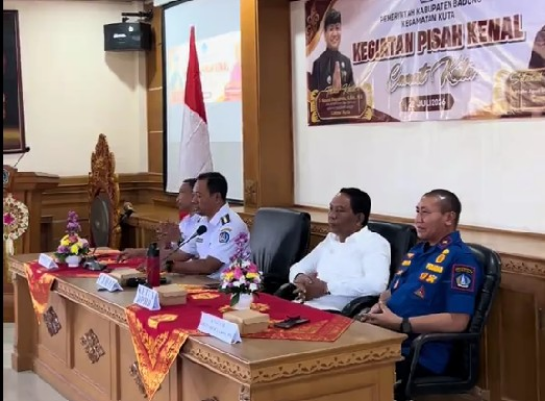 Ketua DPRD Kabupaten Badung I Gusti Anom Gumanti menghadiri acara pisah sambut Camat Kuta di Kantor Camat Kuta.