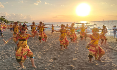 Bupati Buleleng I Nyoman Sutjidra memukul cengceng di main stage Pantai Lovina saat pembukaan Lovina Festival 2026.