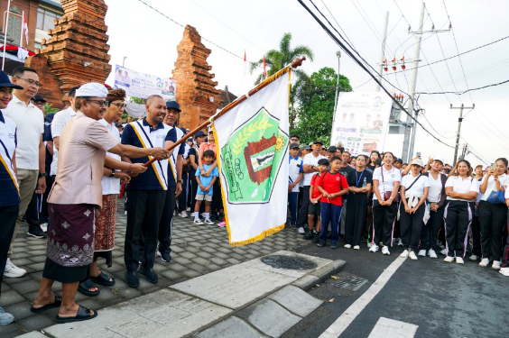 Bupati Badung I Wayan Adi Arnawa melepas peserta jalan santai dalam rangka HUT Ke-27 Desa Cemagi di Kantor Perbekel Desa Cemagi.