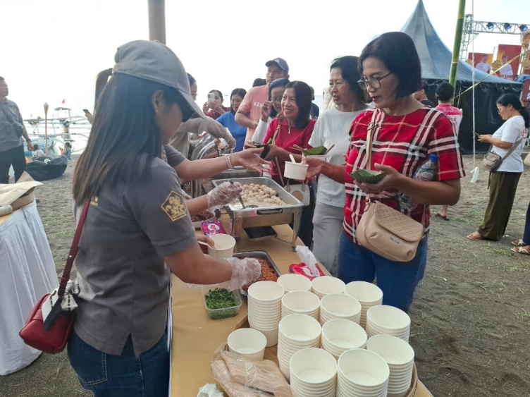 Suasana hari kedua Lovina Festival dengan sajian kuliner olahan ikan laut Gemarikan di Pantai Tasik Madu, Lovina, Buleleng.