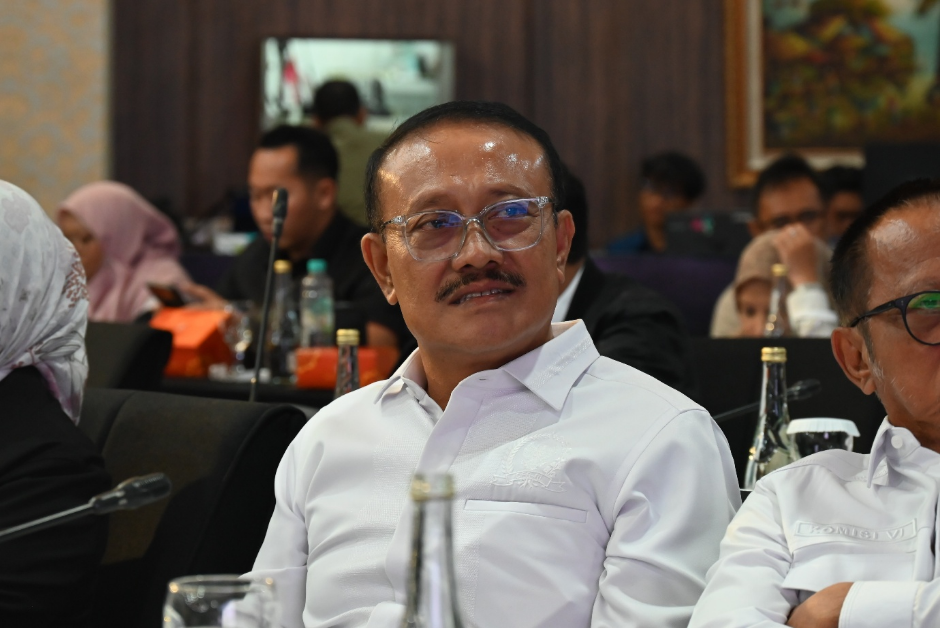 Anggota Komisi VI DPR RI Gde Sumarjaya Linggih di sela Kunjungan Kerja Komisi VI DPR RI di Surabaya, Jawa Timur.