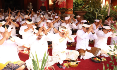 Walikota Denpasar Jaya Negara bersama Wawali Arya Wibawa mengikuti persembahyangan Pujawali di Pura Praja Natha, Kantor Walikota Denpasar.