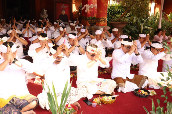 Walikota Denpasar Jaya Negara bersama Wawali Arya Wibawa mengikuti persembahyangan Pujawali di Pura Praja Natha, Kantor Walikota Denpasar.