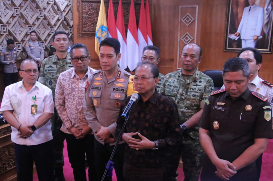Gubernur Bali Wayan Koster memberikan keterangan usai memimpin Rapat Koordinasi Forkopimda Provinsi Bali di Jayasabha, Denpasar.