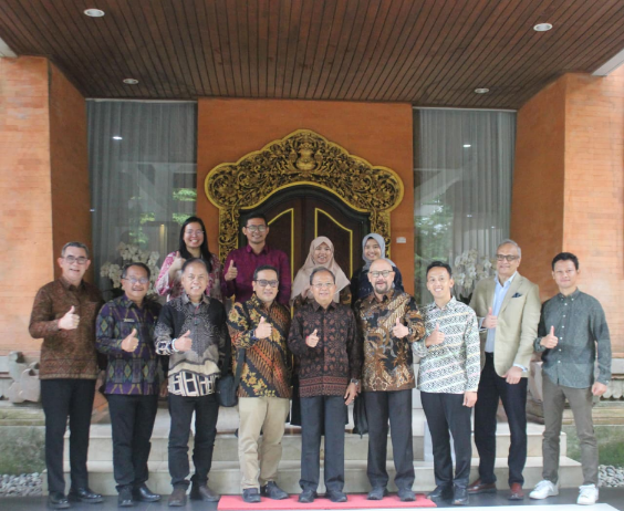 Gubernur Bali Wayan Koster menerima audiensi Prof. Hammam Riza bersama jajaran panitia ICANN87 di Jayasabha, Denpasar.