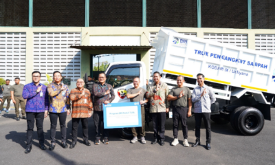 Regional CEO BRI Region 17/Denpasar Hery Noercahya menyerahkan bantuan dump truck kepada Pangdam IX/Udayana Mayjen TNI Piek Budyakto di GOR Yudomo, Denpasar.