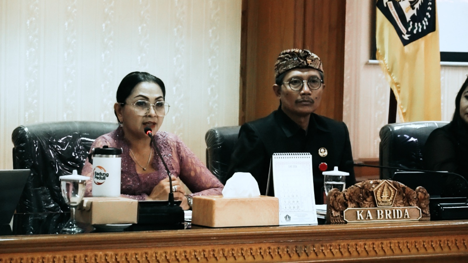 Bunda PAUD Badung Nyonya Rasniathi Adi Arnawa menjadi narasumber FGD pembangunan TPA di Ruang Rapat Badan Riset dan Inovasi Daerah, Kamis (30/7).