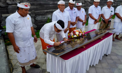 Bupati Badung Wayan Adi Arnawa menandatangani prasasti saat menghadiri Karya Agung di Pura Segara Bengiat, Desa Adat Peminge, Kuta Selatan, Rabu (29/7/2026).