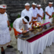 Bupati Badung Wayan Adi Arnawa menandatangani prasasti saat menghadiri Karya Agung di Pura Segara Bengiat, Desa Adat Peminge, Kuta Selatan, Rabu (29/7/2026).