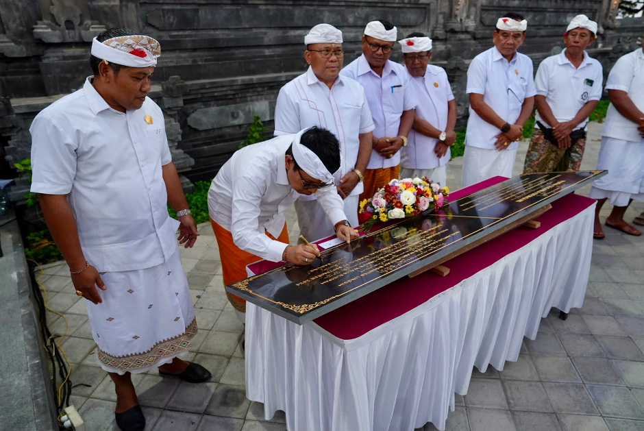Bupati Badung Wayan Adi Arnawa menandatangani prasasti saat menghadiri Karya Agung di Pura Segara Bengiat, Desa Adat Peminge, Kuta Selatan, Rabu (29/7/2026).