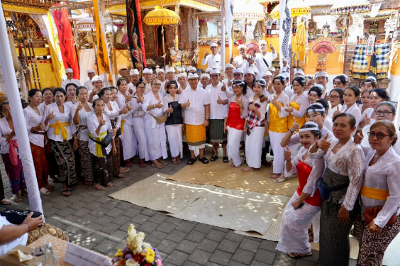 Bupati Badung Wayan Adi Arnawa menghadiri uleman Karya Mamungkah dan Ngenteg Linggih di Pura Kayu Gede Kastuba, Kerobokan Kaja, Kuta Utara, Kamis (30/7).