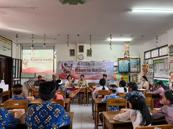 Inovasi animasi edukasi hukum Ksatria Sadhu diperkenalkan kepada siswa sekolah dasar di Kota Denpasar, Rabu (29/7).