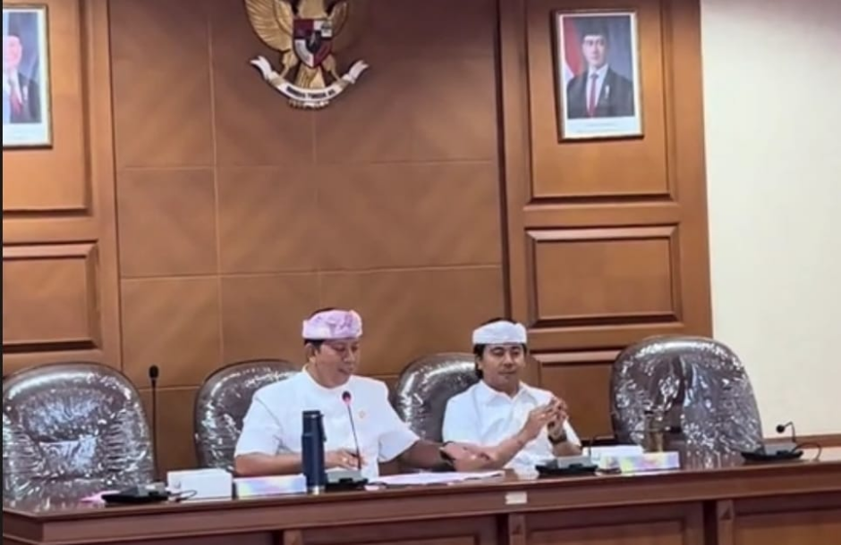 Ketua Pansus DPRD Badung I Made Rai Wirata memimpin rapat kerja finalisasi Raperda Pencabutan Perda Administrasi Kependudukan di DPRD Badung, Rabu (29/7/2026).