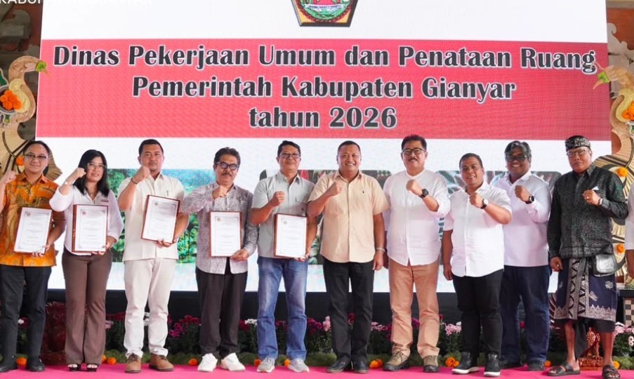Bupati Gianyar I Made Mahayastra hadiri Kick Off Penanganan Jalan dan Penandatanganan Kontrak Bersama Tahun 2026 di Wantilan Pura Jemeng