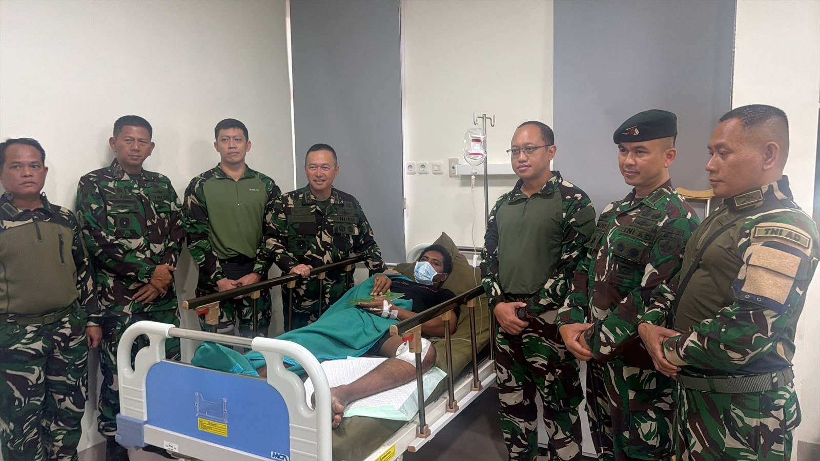 Pangdam IX/Udayana Mayjen TNI Piek Budyakto mengunjungi Pos Satuan Tugas Operasi di wilayah rawan Papua
