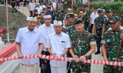 Pangdam IX/Udayana Mayjen TNI Piek Budyakto meresmikan Jembatan Perintis Garuda didampingi Gubernur Bali Koster dan Bupati Gianyar Mahayastra.