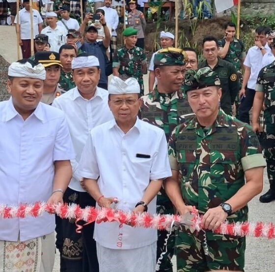 Pangdam IX/Udayana Mayjen TNI Piek Budyakto meresmikan Jembatan Perintis Garuda didampingi Gubernur Bali Koster dan Bupati Gianyar Mahayastra.