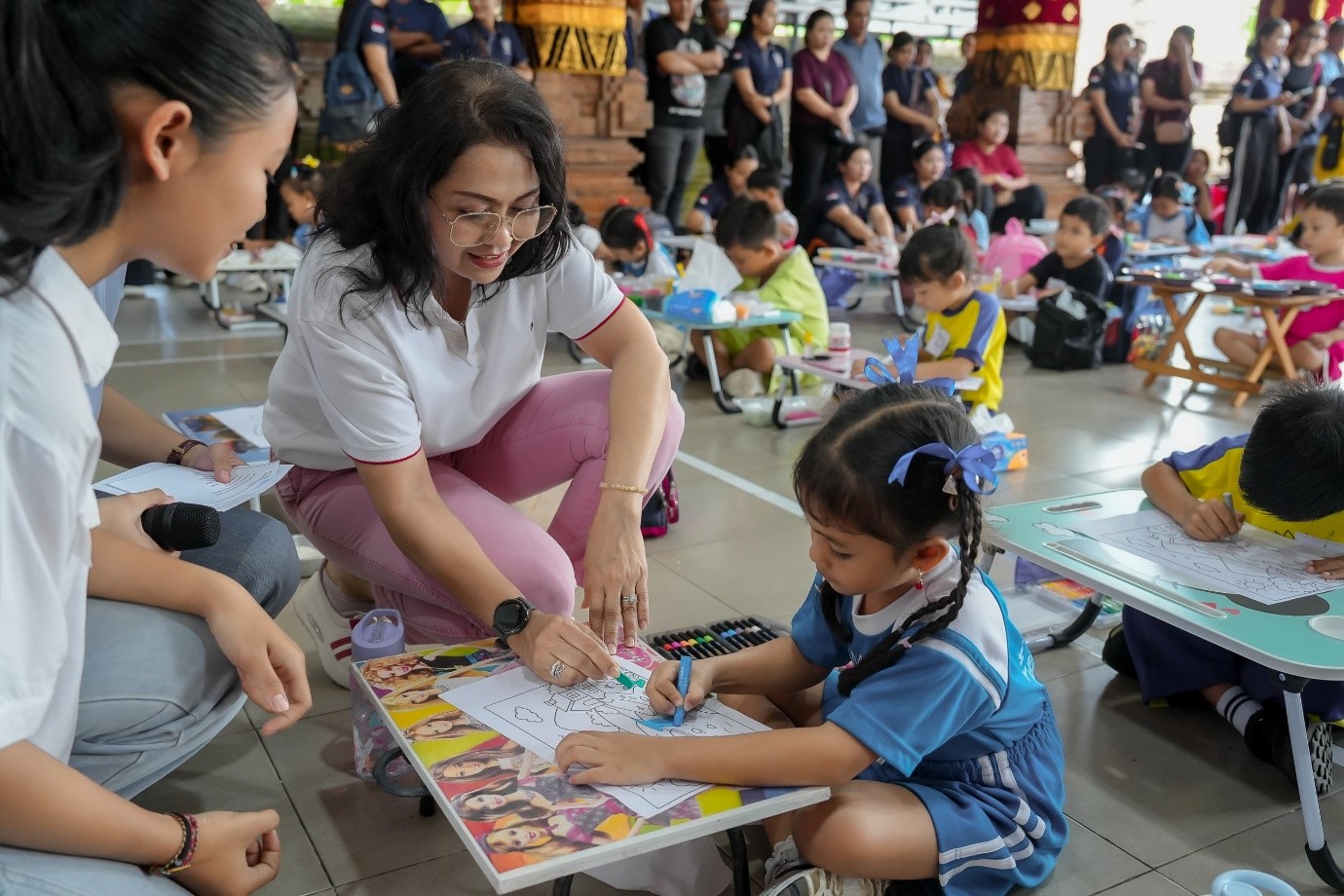 Bunda PAUD Kabupaten Badung Nyonya Rasniathi Adi Arnawa menghadiri peringatan Hari Anak Nasional di Wantilan Desa Ayunan, Abiansemal.