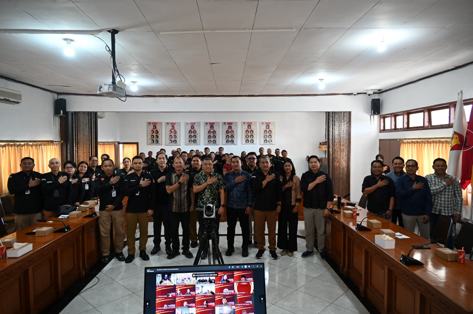 Peserta mengikuti Bimbingan Teknis Kehumasan dan Protokoler KPU se-Bali secara hybrid di Ruang Rapat KPU Provinsi Bali