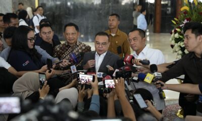 Wakil Ketua DPR RI Sufmi Dasco Ahmad memberikan keterangan usai memimpin rapat koordinasi pembahasan Perpres Ojol di Kompleks Parlemen Senayan, Jakarta.