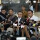 Wakil Ketua DPR RI Sufmi Dasco Ahmad memberikan keterangan usai memimpin rapat koordinasi pembahasan Perpres Ojol di Kompleks Parlemen Senayan, Jakarta.