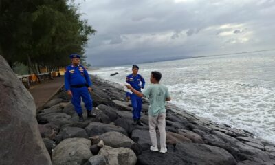 Personel Sat Polairud Polres Gianyar melakukan penyisiran pencarian korban hilang di Pantai Masceti, Gianyar.