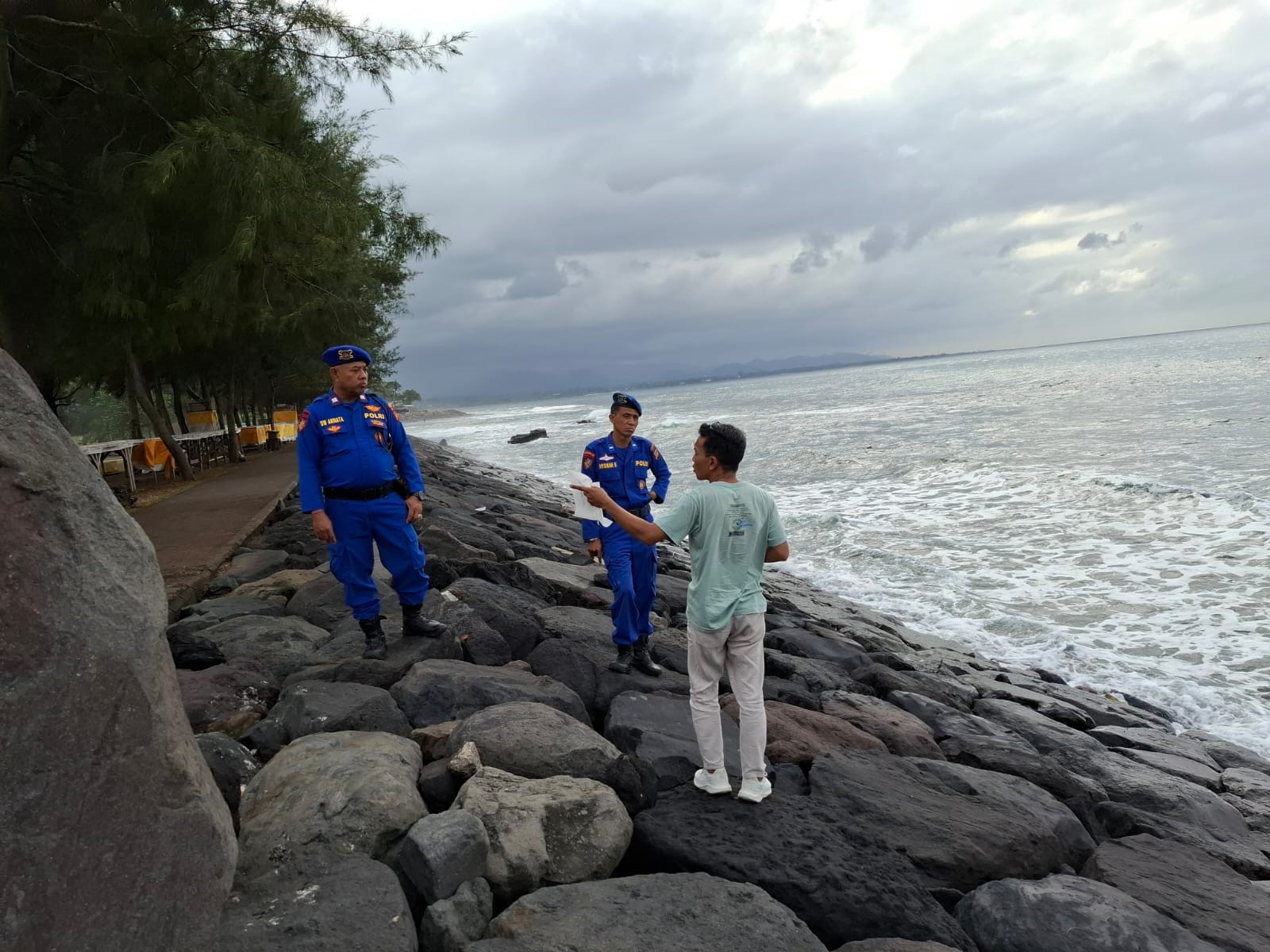 Personel Sat Polairud Polres Gianyar melakukan penyisiran pencarian korban hilang di Pantai Masceti, Gianyar.