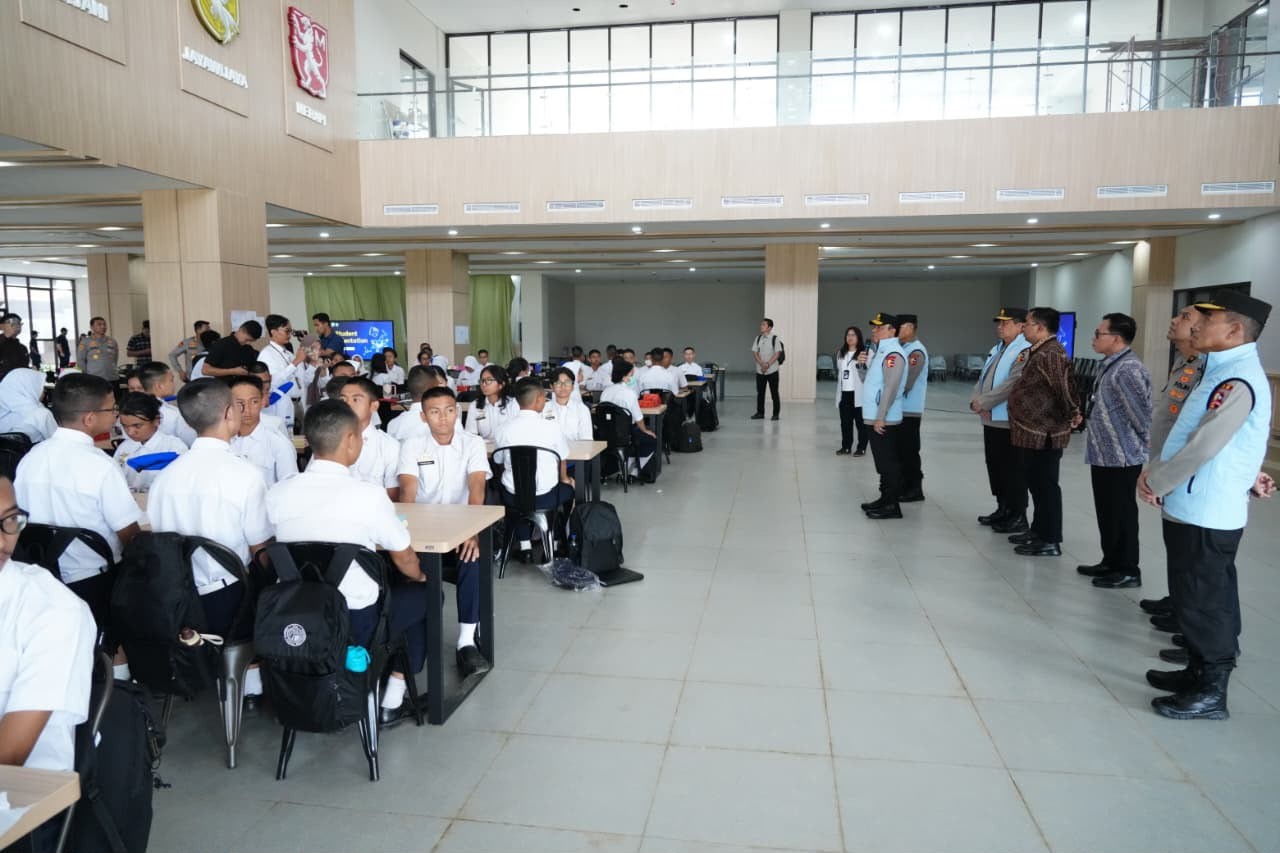 Wakapolri Komjen Pol. Dedi Prasetyo meninjau Kampus SMA Kemala Taruna Bhayangkara di Gunung Sindur, Kabupaten Bogor