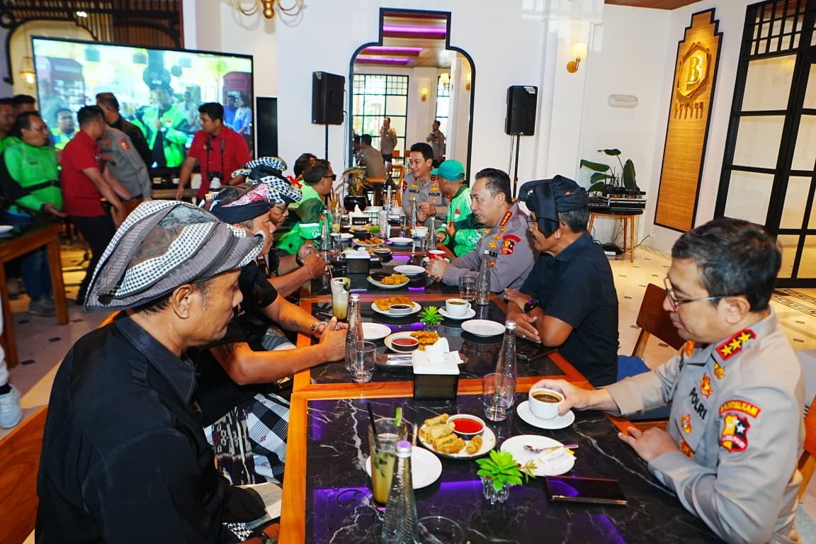 Kapolri Jenderal Listyo Sigit Prabowo menghadiri Silaturahmi Sabuk Kamtibmas bersama pecalang dan komunitas ojek online di Badung.