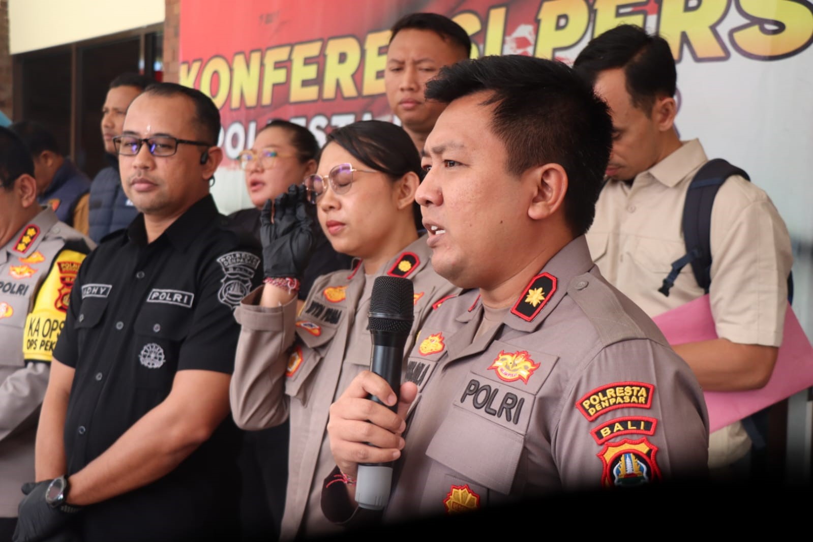 Kapolsek Denpasar Selatan Kompol Agus Adi Apriyoga memberikan keterangan terkait pengungkapan komplotan curanmor dengan lima pelaku dan enam motor disita.