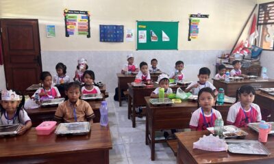 Anak-anak menerima Program Makan Bergizi Gratis dari SPPG bersama Badan Gizi Nasional di Kecamatan Ubud, Gianyar.