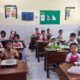 Anak-anak menerima Program Makan Bergizi Gratis dari SPPG bersama Badan Gizi Nasional di Kecamatan Ubud, Gianyar.