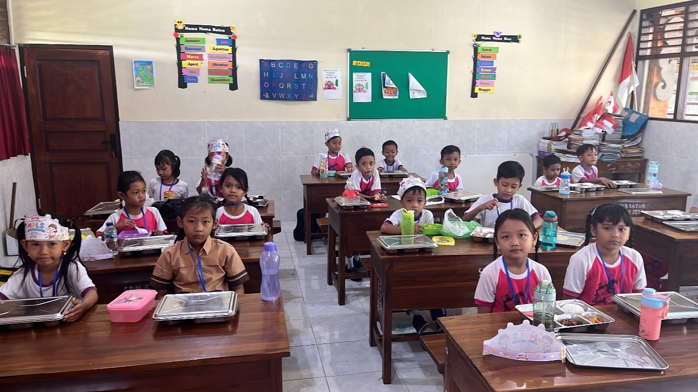 Anak-anak menerima Program Makan Bergizi Gratis dari SPPG bersama Badan Gizi Nasional di Kecamatan Ubud, Gianyar.