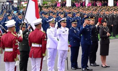 Presiden Prabowo Subianto memimpin Upacara Prasetya Perwira TNI dan Polri Tahun 2026 di halaman depan Istana Merdeka