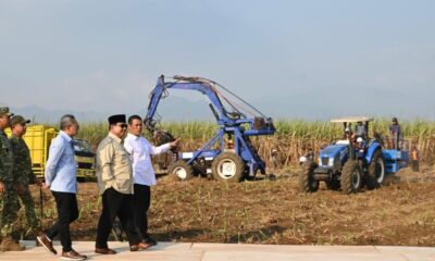Presiden Prabowo Subianto menyaksikan panen raya tebu di Lanud Abdulrachman Saleh, Kabupaten Malang, Jawa Timur.