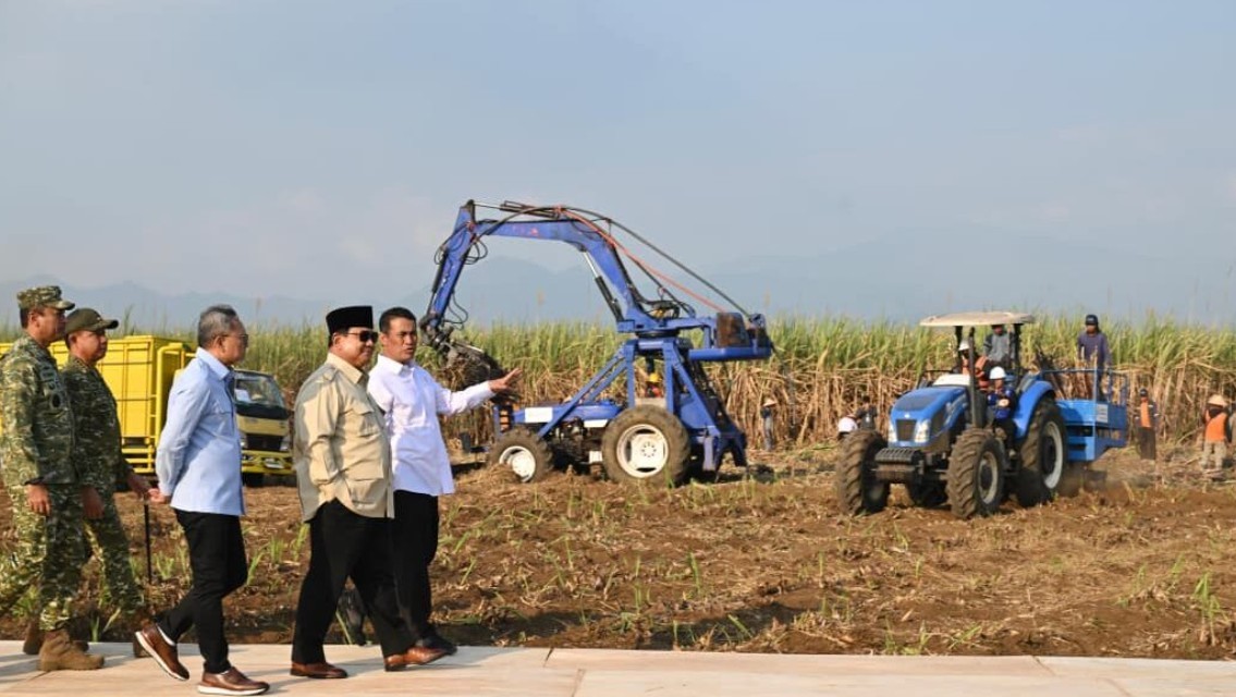 Presiden Prabowo Subianto menyaksikan panen raya tebu di Lanud Abdulrachman Saleh, Kabupaten Malang, Jawa Timur.
