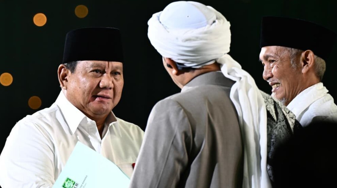 Presiden Prabowo Subianto menerima dokumen kesepakatan Ijtima Ulama Indonesia di Harlah PKB ke-28 JICC Jakarta.